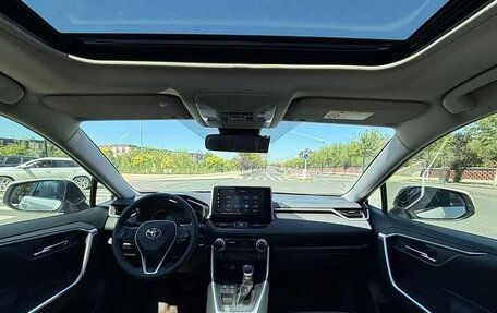 Toyota RAV4, 2021 год, 2 420 000 рублей, 9 фотография
