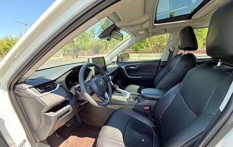 Toyota RAV4, 2021 год, 2 420 000 рублей, 10 фотография
