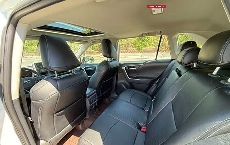 Toyota RAV4, 2021 год, 2 420 000 рублей, 11 фотография