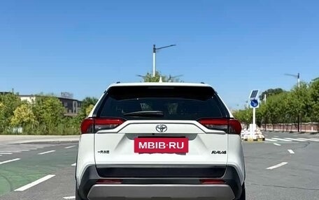 Toyota RAV4, 2021 год, 2 420 000 рублей, 5 фотография