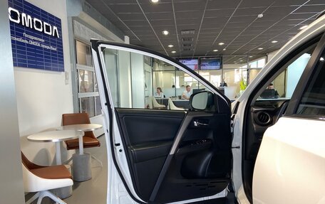Toyota RAV4, 2018 год, 2 600 000 рублей, 15 фотография