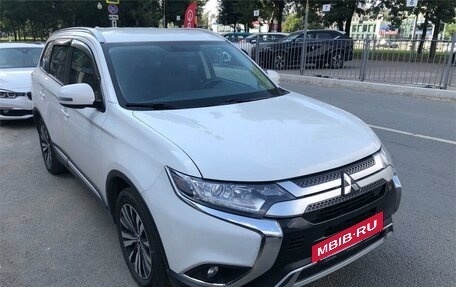 Mitsubishi Outlander III рестайлинг 3, 2020 год, 2 149 000 рублей, 2 фотография