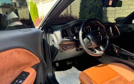 Dodge Challenger III рестайлинг 2, 2018 год, 3 600 000 рублей, 13 фотография