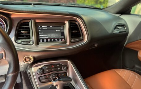 Dodge Challenger III рестайлинг 2, 2018 год, 3 600 000 рублей, 16 фотография