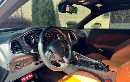 Dodge Challenger III рестайлинг 2, 2018 год, 3 600 000 рублей, 12 фотография