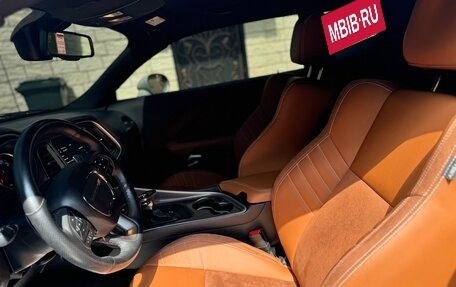 Dodge Challenger III рестайлинг 2, 2018 год, 3 600 000 рублей, 15 фотография