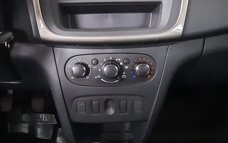 Renault Logan II, 2019 год, 900 000 рублей, 11 фотография