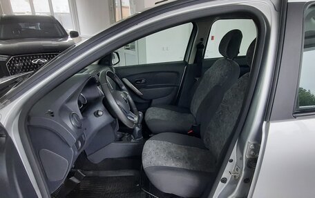 Renault Logan II, 2019 год, 900 000 рублей, 9 фотография