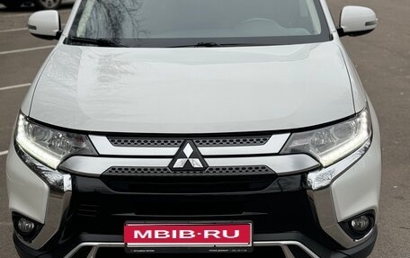 Mitsubishi Outlander III рестайлинг 3, 2019 год, 2 350 000 рублей, 1 фотография