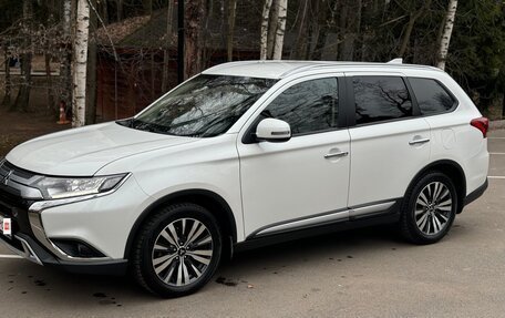 Mitsubishi Outlander III рестайлинг 3, 2019 год, 2 350 000 рублей, 2 фотография