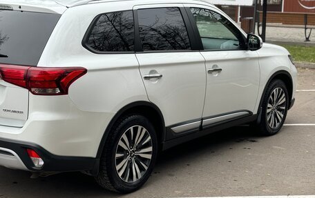 Mitsubishi Outlander III рестайлинг 3, 2019 год, 2 350 000 рублей, 5 фотография