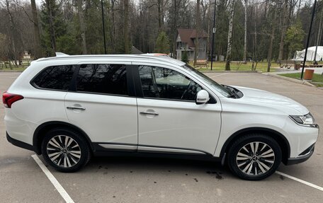 Mitsubishi Outlander III рестайлинг 3, 2019 год, 2 350 000 рублей, 7 фотография