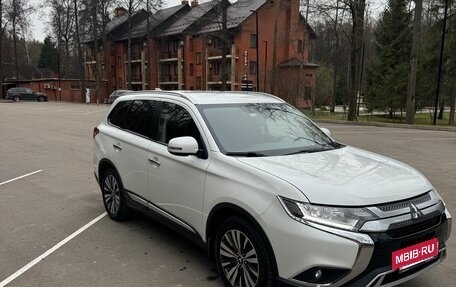 Mitsubishi Outlander III рестайлинг 3, 2019 год, 2 350 000 рублей, 8 фотография