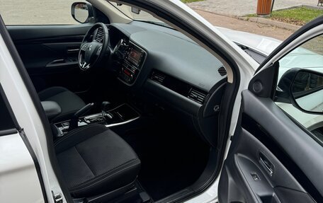 Mitsubishi Outlander III рестайлинг 3, 2019 год, 2 350 000 рублей, 15 фотография