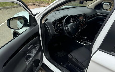 Mitsubishi Outlander III рестайлинг 3, 2019 год, 2 350 000 рублей, 16 фотография