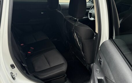 Mitsubishi Outlander III рестайлинг 3, 2019 год, 2 350 000 рублей, 14 фотография