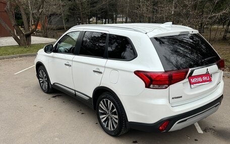 Mitsubishi Outlander III рестайлинг 3, 2019 год, 2 350 000 рублей, 12 фотография