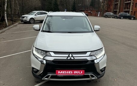 Mitsubishi Outlander III рестайлинг 3, 2019 год, 2 350 000 рублей, 9 фотография