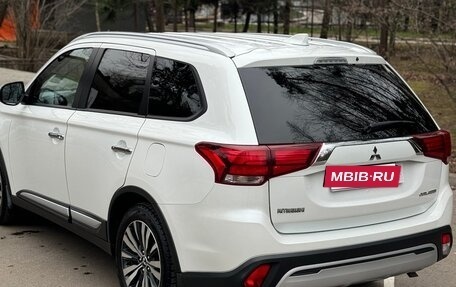 Mitsubishi Outlander III рестайлинг 3, 2019 год, 2 350 000 рублей, 3 фотография