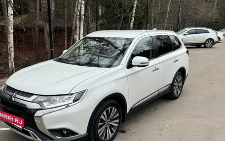 Mitsubishi Outlander III рестайлинг 3, 2019 год, 2 350 000 рублей, 10 фотография