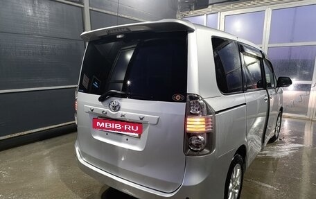 Toyota Voxy II, 2009 год, 1 450 000 рублей, 3 фотография