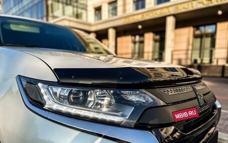 Mitsubishi Outlander III рестайлинг 3, 2019 год, 1 950 000 рублей, 3 фотография