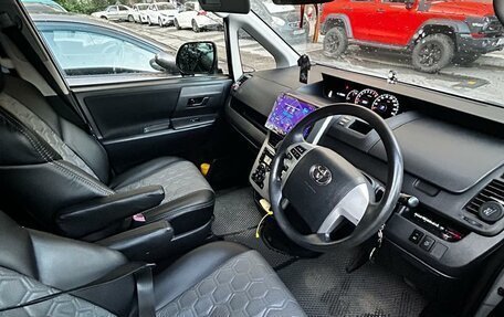 Toyota Voxy II, 2010 год, 1 400 000 рублей, 6 фотография