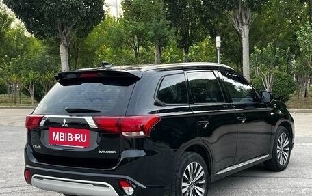 Mitsubishi Outlander III рестайлинг 3, 2022 год, 1 630 000 рублей, 4 фотография