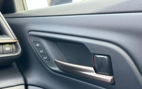 Toyota Crown, 2024 год, 3 900 000 рублей, 23 фотография