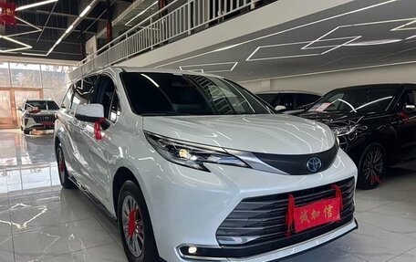 Toyota Sienna, 2022 год, 3 890 000 рублей, 3 фотография