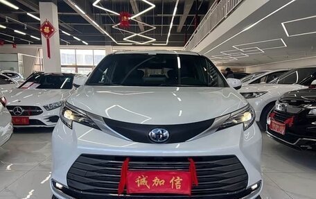 Toyota Sienna, 2022 год, 3 890 000 рублей, 2 фотография