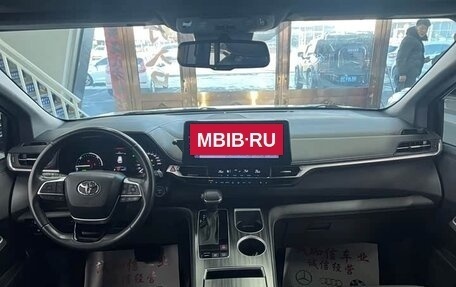 Toyota Sienna, 2022 год, 3 890 000 рублей, 7 фотография