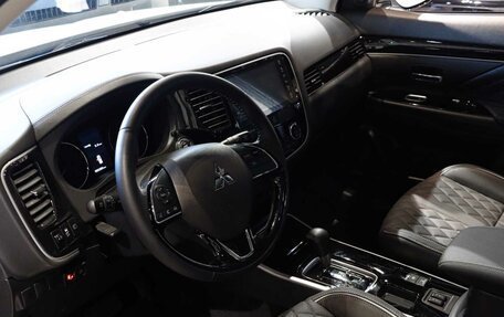 Mitsubishi Outlander III рестайлинг 3, 2022 год, 3 890 000 рублей, 6 фотография