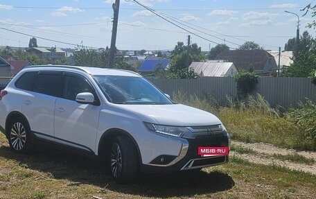 Mitsubishi Outlander III рестайлинг 3, 2019 год, 1 700 000 рублей, 8 фотография
