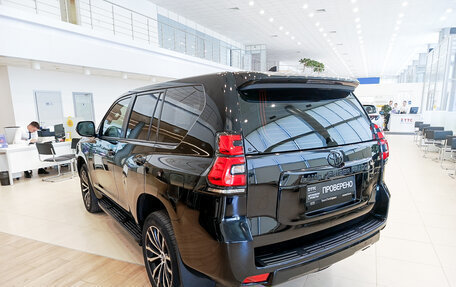 Toyota Land Cruiser Prado 150 рестайлинг 2, 2021 год, 7 275 000 рублей, 8 фотография