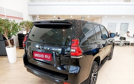 Toyota Land Cruiser Prado 150 рестайлинг 2, 2021 год, 7 275 000 рублей, 6 фотография