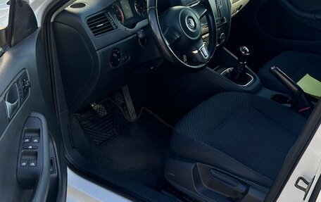 Volkswagen Jetta VI, 2013 год, 820 000 рублей, 2 фотография