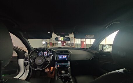 Jaguar XE I рестайлинг, 2015 год, 1 990 000 рублей, 11 фотография