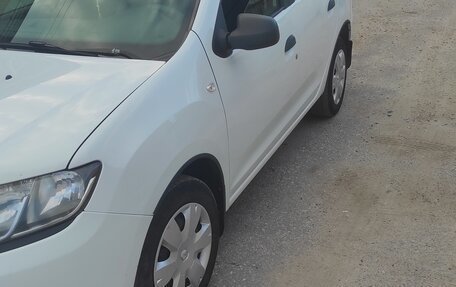 Renault Logan II, 2017 год, 670 000 рублей, 2 фотография