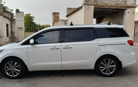 KIA Carnival III, 2018 год, 2 490 000 рублей, 2 фотография
