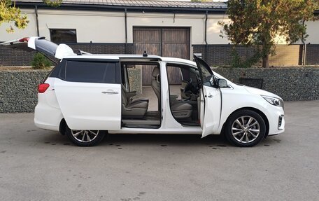 KIA Carnival III, 2018 год, 2 490 000 рублей, 12 фотография