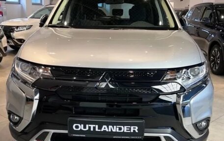 Mitsubishi Outlander III рестайлинг 3, 2021 год, 2 650 000 рублей, 8 фотография