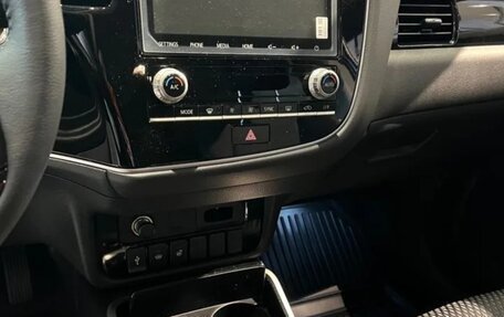 Mitsubishi Outlander III рестайлинг 3, 2021 год, 2 650 000 рублей, 7 фотография