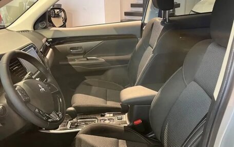 Mitsubishi Outlander III рестайлинг 3, 2021 год, 2 650 000 рублей, 6 фотография