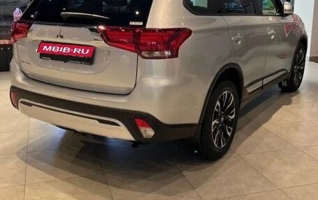 Mitsubishi Outlander III рестайлинг 3, 2021 год, 2 650 000 рублей, 3 фотография