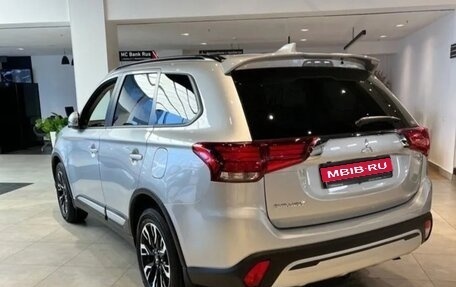 Mitsubishi Outlander III рестайлинг 3, 2021 год, 2 650 000 рублей, 5 фотография