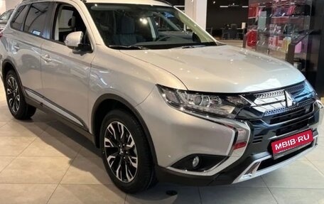 Mitsubishi Outlander III рестайлинг 3, 2021 год, 2 650 000 рублей, 2 фотография