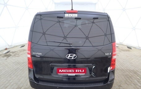 Hyundai H-1 II рестайлинг, 2018 год, 2 390 000 рублей, 4 фотография