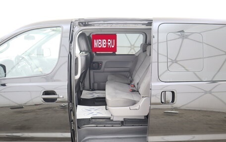 Hyundai H-1 II рестайлинг, 2018 год, 2 390 000 рублей, 15 фотография