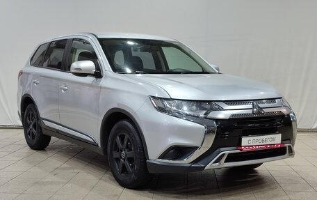 Mitsubishi Outlander III рестайлинг 3, 2019 год, 1 750 000 рублей, 2 фотография